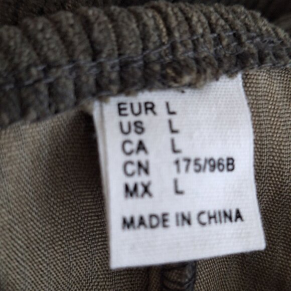 Green corduroy jumper shorts with pockets size large - Picture 3 of 4